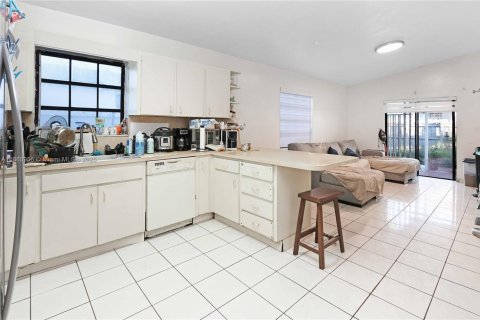 House in Hialeah, Florida 3 bedrooms, 117.06 sq.m. № 1889252 - photo 11