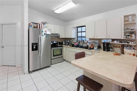 House in Hialeah, Florida 3 bedrooms, 117.06 sq.m. № 1889252 - photo 9