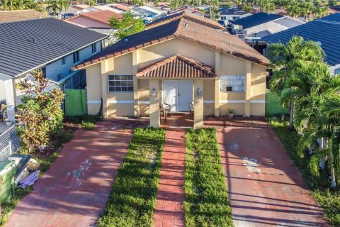 House in Hialeah, Florida 3 bedrooms, 117.06 sq.m. № 1889252 - photo 1