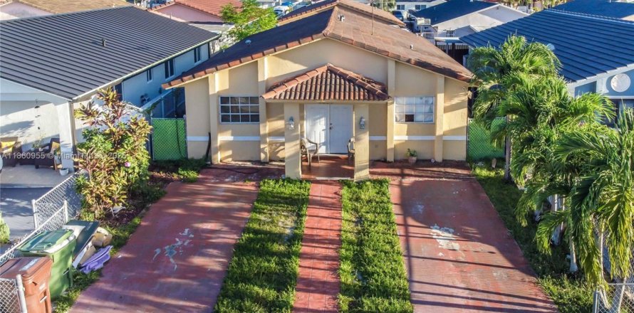 House in Hialeah, Florida 3 bedrooms, 117.06 sq.m. № 1889252