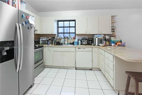 House in Hialeah, Florida 3 bedrooms, 117.06 sq.m. № 1889252 - photo 10