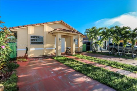 House in Hialeah, Florida 3 bedrooms, 117.06 sq.m. № 1889252 - photo 20