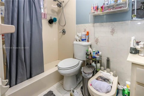 House in Hialeah, Florida 3 bedrooms, 117.06 sq.m. № 1889252 - photo 13