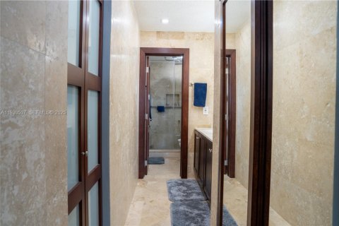 House in Miami, Florida 4 bedrooms, 168.99 sq.m. № 1989292 - photo 15