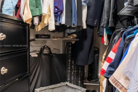 House in Miami, Florida 4 bedrooms, 168.99 sq.m. № 1989292 - photo 17