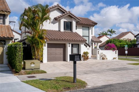 House in Miami, Florida 4 bedrooms, 168.99 sq.m. № 1989292 - photo 3