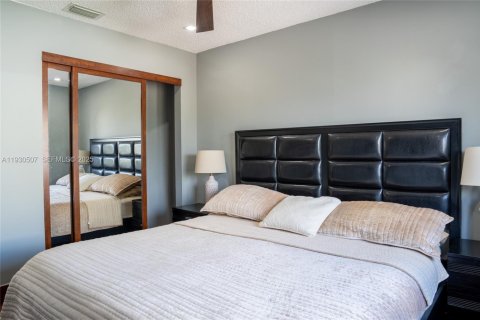 House in Miami, Florida 4 bedrooms, 168.99 sq.m. № 1989292 - photo 7