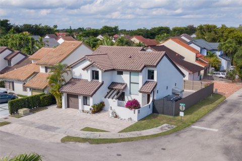 House in Miami, Florida 4 bedrooms, 168.99 sq.m. № 1989292 - photo 30