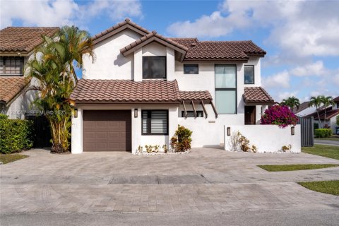 House in Miami, Florida 4 bedrooms, 168.99 sq.m. № 1989292 - photo 1