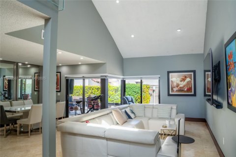 House in Miami, Florida 4 bedrooms, 168.99 sq.m. № 1989292 - photo 20