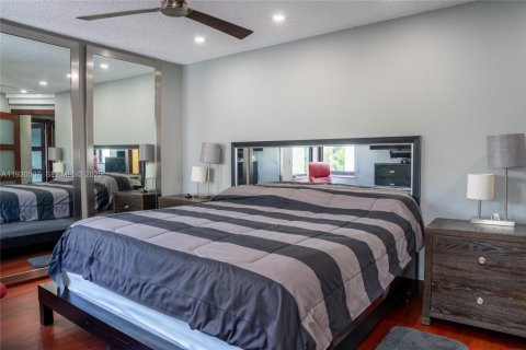 House in Miami, Florida 4 bedrooms, 168.99 sq.m. № 1989292 - photo 14