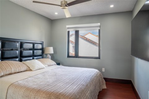 House in Miami, Florida 4 bedrooms, 168.99 sq.m. № 1989292 - photo 5