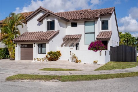 House in Miami, Florida 4 bedrooms, 168.99 sq.m. № 1989292 - photo 2