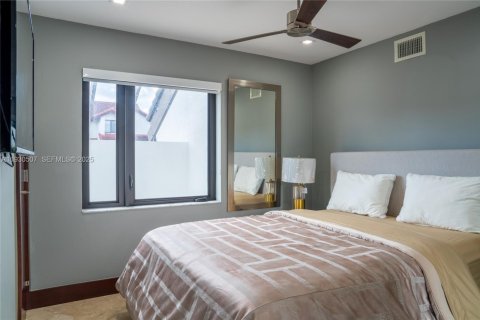 House in Miami, Florida 4 bedrooms, 168.99 sq.m. № 1989292 - photo 23