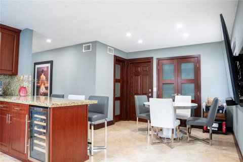 House in Miami, Florida 4 bedrooms, 168.99 sq.m. № 1989292 - photo 25