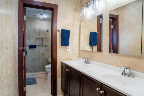 House in Miami, Florida 4 bedrooms, 168.99 sq.m. № 1989292 - photo 16