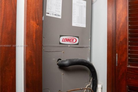 House in Miami, Florida 4 bedrooms, 168.99 sq.m. № 1989292 - photo 10