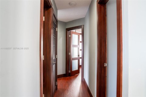 House in Miami, Florida 4 bedrooms, 168.99 sq.m. № 1989292 - photo 4