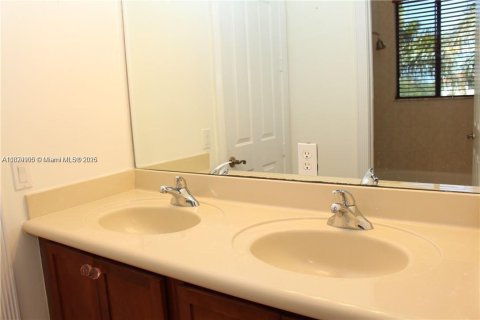 House in Cutler Bay, Florida 5 bedrooms, 438.22 sq.m. № 1794838 - photo 23