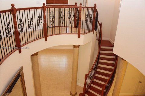 House in Cutler Bay, Florida 5 bedrooms, 438.22 sq.m. № 1794838 - photo 10