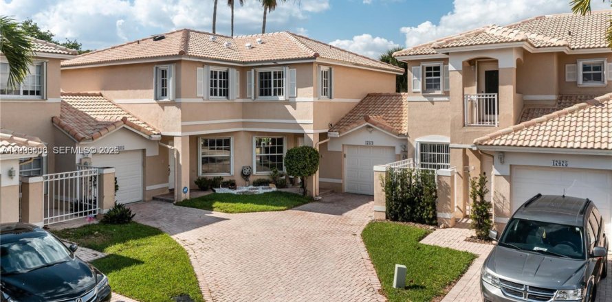 Adosado en Pembroke Pines, Florida 3 dormitorios, 160.35 m2 № 2077992