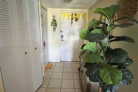 Condo in Miami, Florida, 2 bedrooms  № 1893059 - photo 12