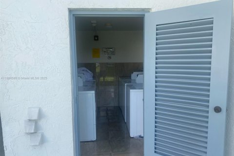 Condo in Miami, Florida, 2 bedrooms  № 1893059 - photo 10