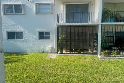 Condo in Miami, Florida, 2 bedrooms  № 1893059 - photo 1