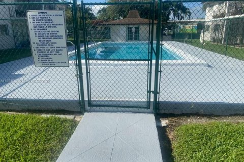 Condo in Miami, Florida, 2 bedrooms  № 1893059 - photo 11