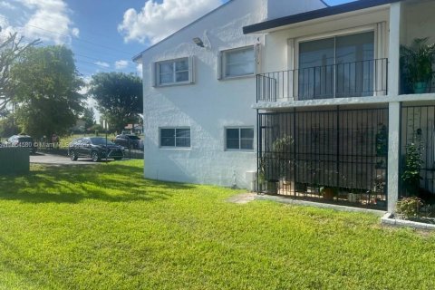 Condo in Miami, Florida, 2 bedrooms  № 1893059 - photo 2