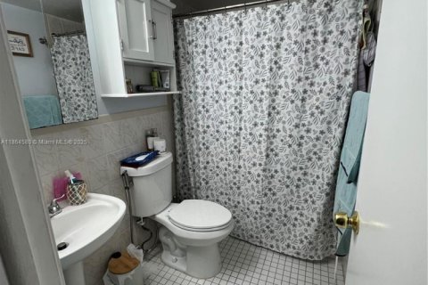 Condo in Miami, Florida, 2 bedrooms  № 1893059 - photo 13