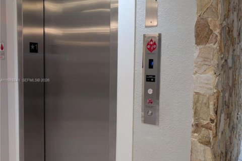 Condo in Pembroke Pines, Florida, 2 bedrooms  № 2047125 - photo 15