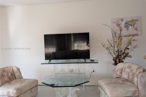 Condo in Pembroke Pines, Florida, 2 bedrooms  № 2047125 - photo 3