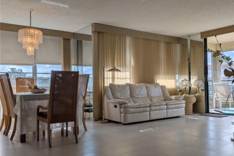Condo in Pembroke Pines, Florida, 2 bedrooms  № 2047125 - photo 7