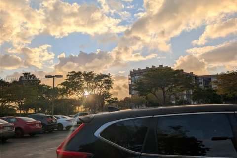 Condo in Pembroke Pines, Florida, 2 bedrooms  № 2047125 - photo 20