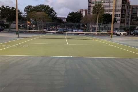 Condo in Pembroke Pines, Florida, 2 bedrooms  № 2047125 - photo 19