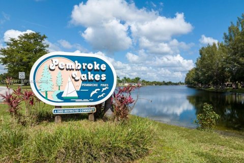 Condo in Pembroke Pines, Florida, 2 bedrooms  № 2047125 - photo 25