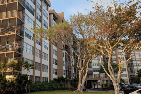 Condo in Pembroke Pines, Florida, 2 bedrooms  № 2047125 - photo 17