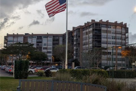Condo in Pembroke Pines, Florida, 2 bedrooms  № 2047125 - photo 2