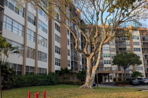 Condo in Pembroke Pines, Florida, 2 bedrooms  № 2047125 - photo 16