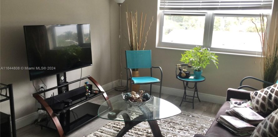 Кондоминиум с 2 спальнями в Майами, Флорида № 1978702