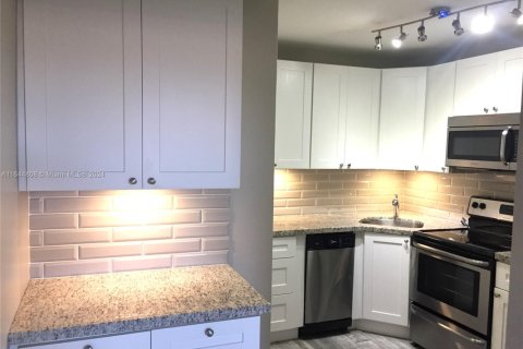 Купить кондоминиум в Майами, Флорида 2 спальни, 64.1м2, № 1978702 - фото 2