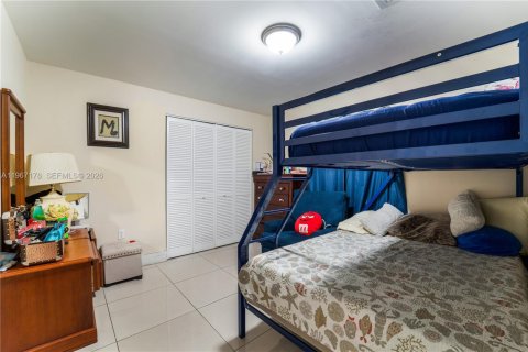 Casa en venta en Miami, Florida, 4 dormitorios, 130.06 m2 № 2029121 - foto 21