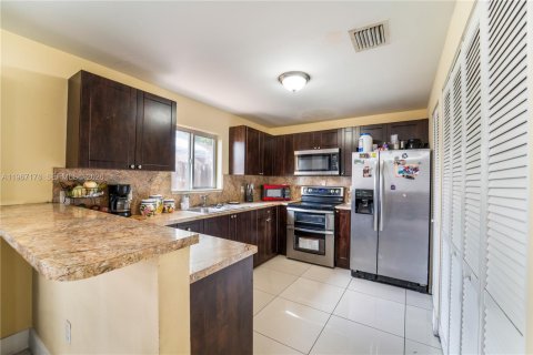 Casa en venta en Miami, Florida, 4 dormitorios, 130.06 m2 № 2029121 - foto 11