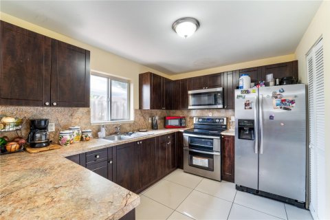 Casa en venta en Miami, Florida, 4 dormitorios, 130.06 m2 № 2029121 - foto 9