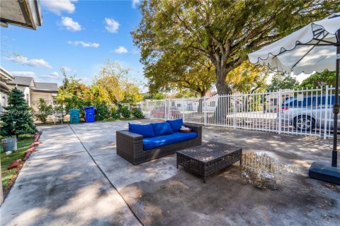 Casa en venta en Miami, Florida, 4 dormitorios, 130.06 m2 № 2029121 - foto 2