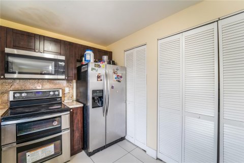 Casa en venta en Miami, Florida, 4 dormitorios, 130.06 m2 № 2029121 - foto 12