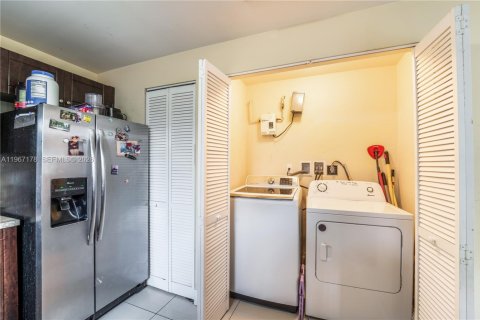 Casa en venta en Miami, Florida, 4 dormitorios, 130.06 m2 № 2029121 - foto 13