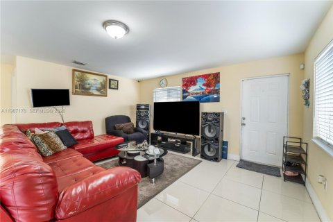 Casa en venta en Miami, Florida, 4 dormitorios, 130.06 m2 № 2029121 - foto 6