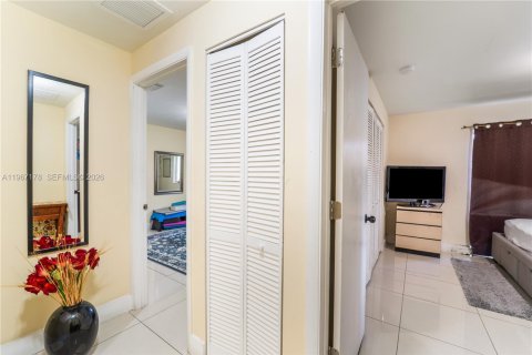 Casa en venta en Miami, Florida, 4 dormitorios, 130.06 m2 № 2029121 - foto 14